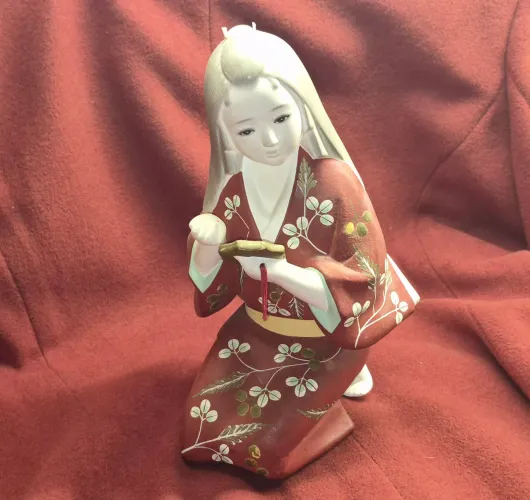 Escultura Boneca Hakata Ajoelhada