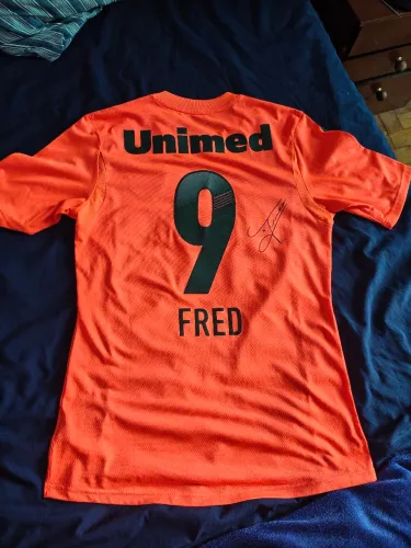 Quero trocar blusa do Flu modelo jogador/autografada pelo Fred sem qualquer avaria