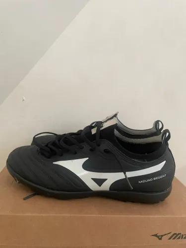 Chuteira Mizuno Regent Preta e Branca usada poucas vezes