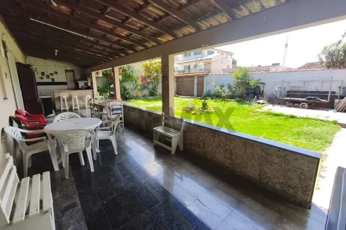 Casa com Suíte, Quintal Gramado e Estrutura para Segundo Andar
