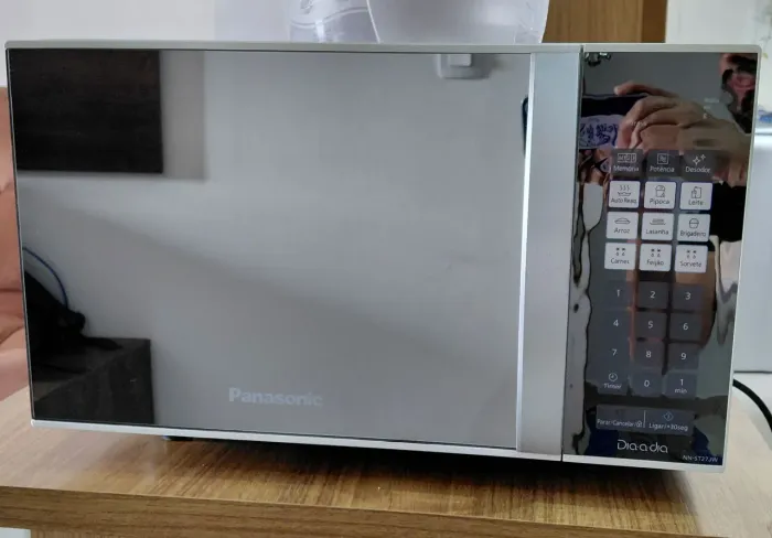 Micro-ondas Panasonic espelhado 21 litros