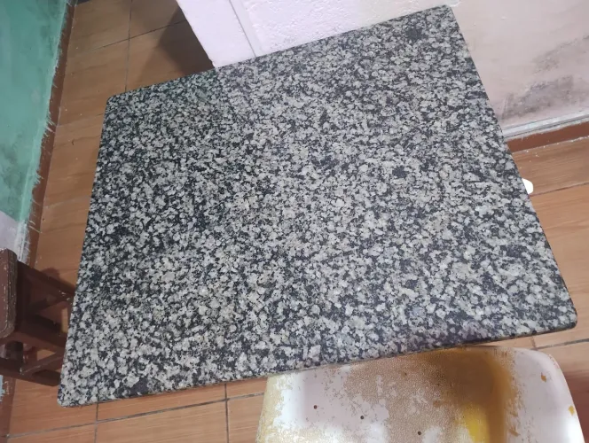 Tampo / Pedra de Granito + Cadeira Giratória Amarela
