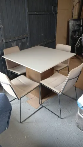 Mesa 90x90 com 4 Cadeiras em otimo estado 