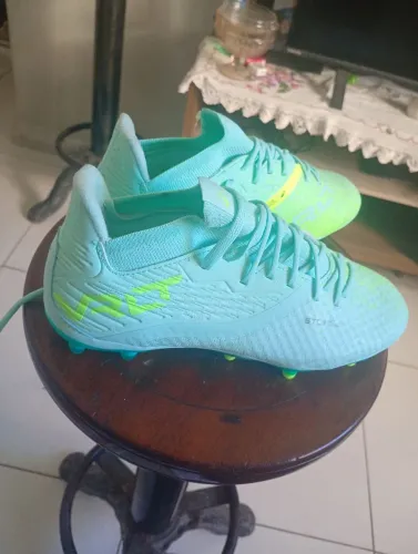 Vende se chuteira para campo