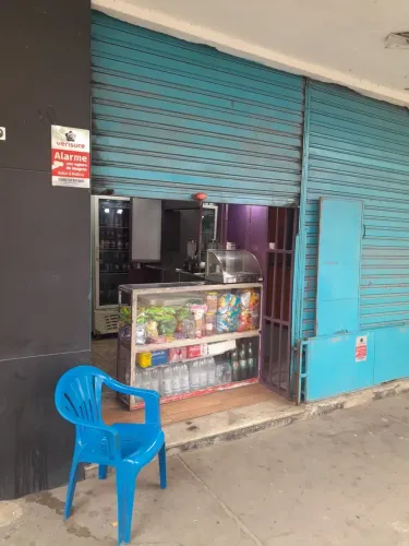 Ótima loja comercial com boxes para alugar.