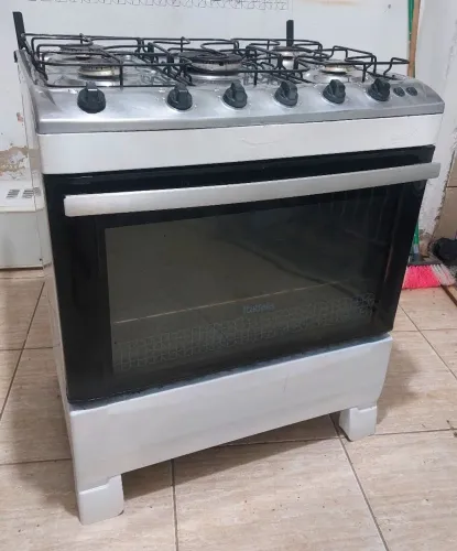 Fogao de 5 bocas funcionando perfeitamente, forno e o elétrico também, bem conservado