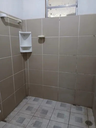 Alugo quarto só para o sexo feminino.