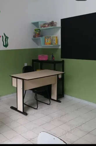 Mesa escritório com cadeira. Somente Retirada 