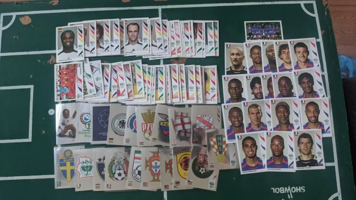 90 FIGURINHAS SEM COLAR E SEM REPETIÇÕES DE 2006