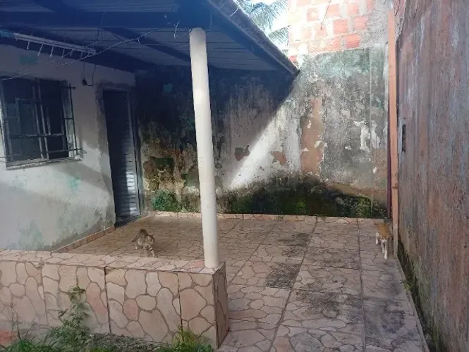 Vende se uma casa com quintal já com paredes levanta em ponto de lage.