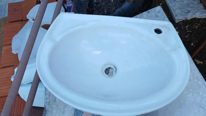 Pia de banheiro dde cerâmica .novo. branco