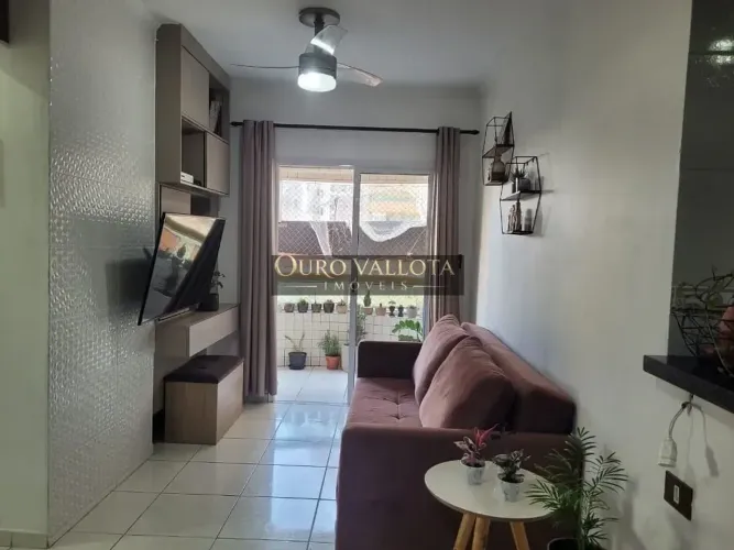 APARTAMENTO NA PRAIA GRANDE COM SACADA, VAGA DE GARAGEM E LAZER NO CONDOMÍNIO.