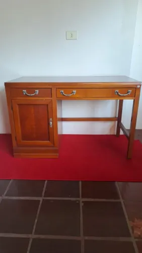 Escrivaninha de madeira maciça estilo clássico