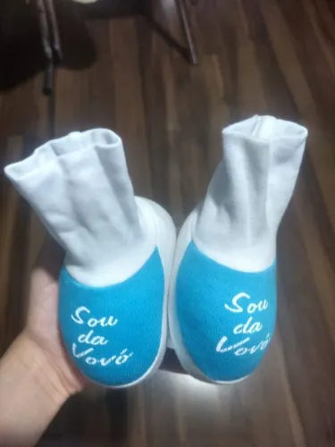 Vende-se sapatinho de bebê branco e azul - 0-6 meses