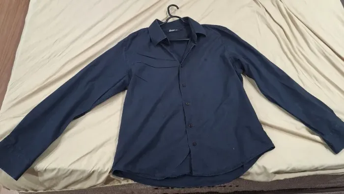 Camisa azul escuro
