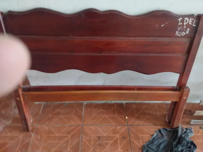 Cama de casal em madeira toda perfeita no ponto de usar. 