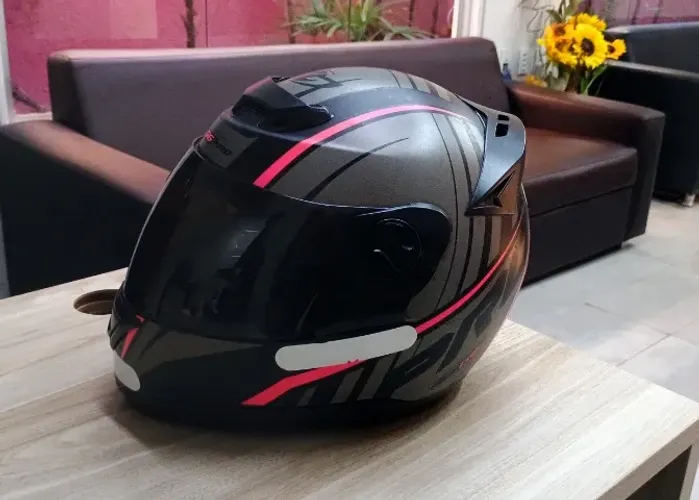 Capacete Protork Seminovo com viseira fumê em estado de novo