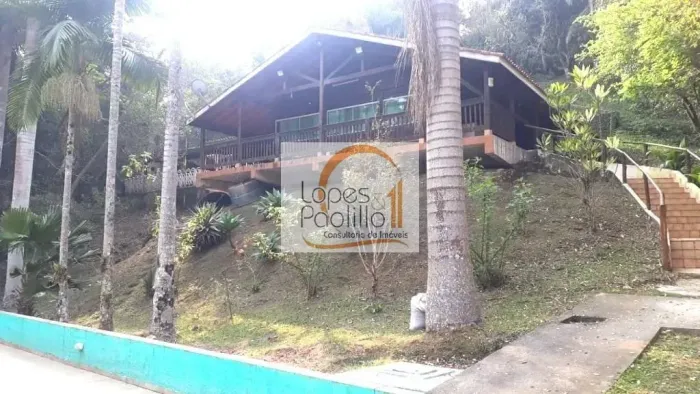 Oportunidade! Chácara à venda em Mairiporã com 4 casas!