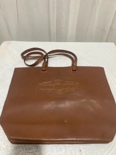 Bolsa marcada no couro