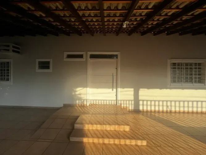 Casa com 4/4 sendo 3 suites, energia solar e piscina
