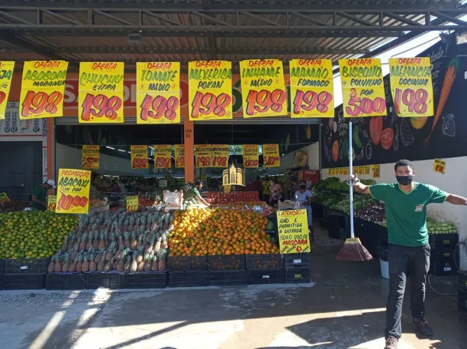 Loja Comercial à Venda em Santa Cecília, Esmeraldas-MG: 2 Salas, 1 Banheiro, 4 Vagas de Ga