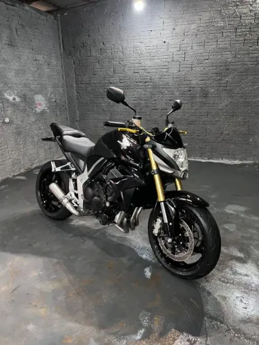 Vendo essa linda cb1000,moto de garagem linda,vendo ou troco toda em dias zap *29