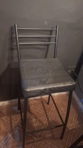 3 Banquetas em ótimo estado.