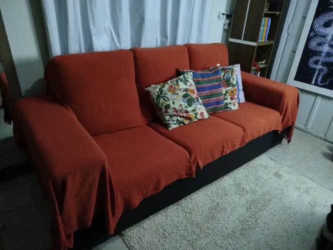 Sofá preto 3 lugares grande e confortável - ótimo estado