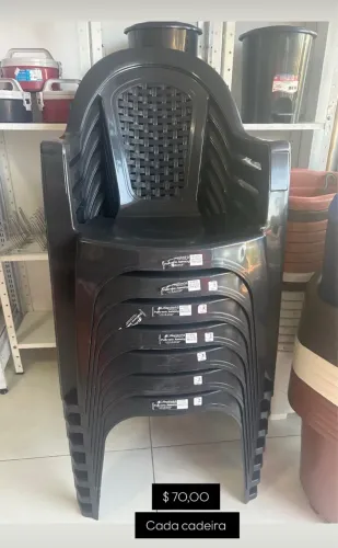 Cadeira de plástico com braço