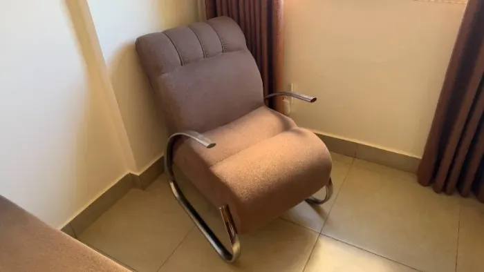 Par de poltronas retrô com base cromada e estofado suede