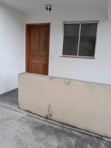 Casa de Vila com sala e quarto em condomínio fechado no Riachuelo