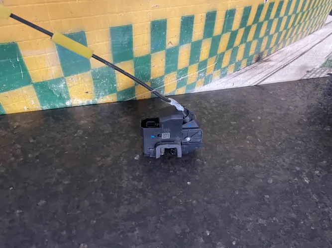 Tranca da porta traseira esquerda fiat strada volcano 2025 00521839390
