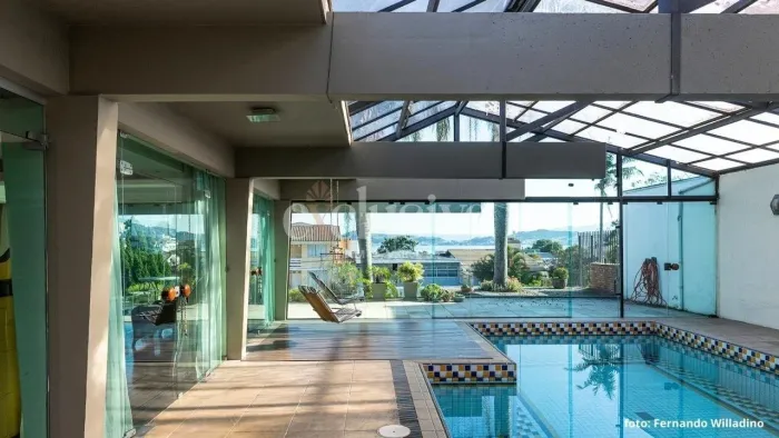Casa de alto padrão com piscina e arquitetura autoral no Bom Abrigo