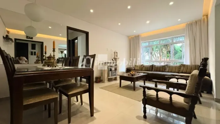 Rua Arborizada e apartamento reformado.