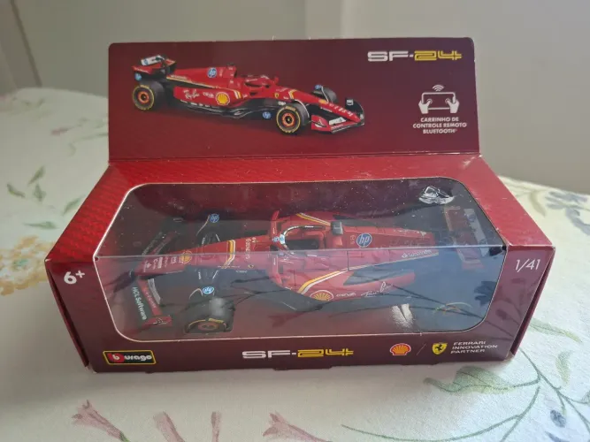 Miniatura Ferrari SF24 F1 Shell com controle via app.