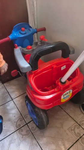 Vende se triciclo infantil seminovo