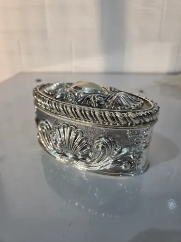 Porta Joias Oval Vintage Em Metal Prateado Com Veludo Vermelho (Novo na Caixa)