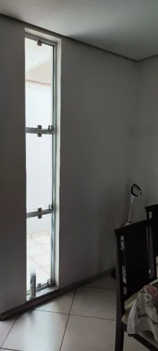 Esquadria de alumínio com três janelas de vidro.