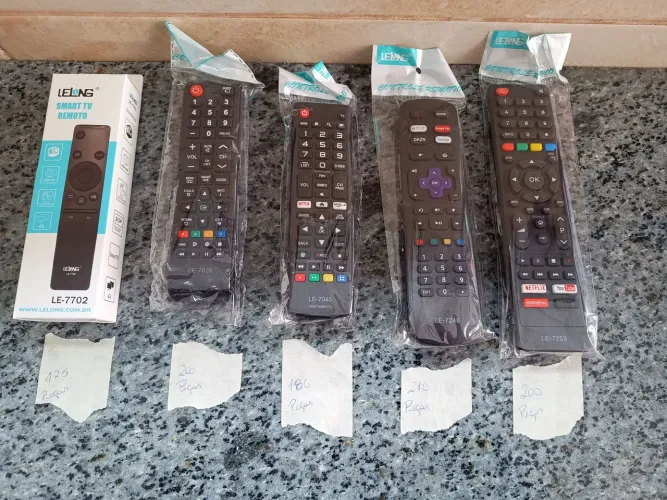 Vendo lote com 921 controles remotos para TVs, tem 5 modelos como mostra as fotos. LEIA.