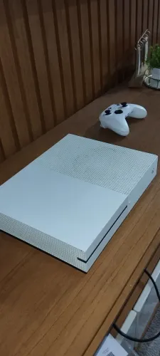 XBOX ONE S ,1TERA DE MEMÓRIA+1 CONTROLE ORIGINAL
