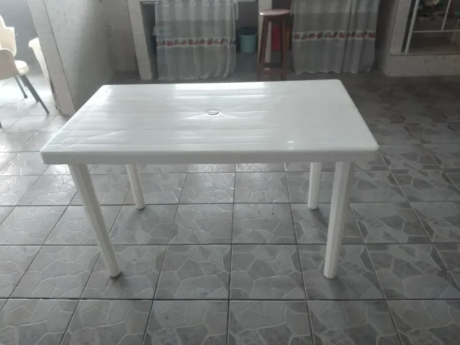 Mesa de Plástico Branca, pés removiveis - Ideal para Churrasco e Festas (1,20 x 0,70)