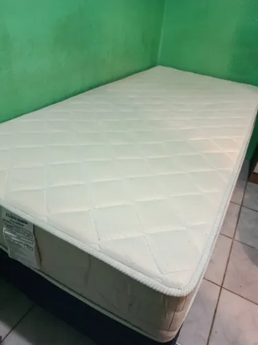 Cama box 88 cm x 1,88 m, altura de 63 cm, estrutura de madeira e colchão de mola.