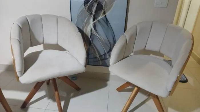 Vendo estas poltronas lindas.com pequenas avarias.