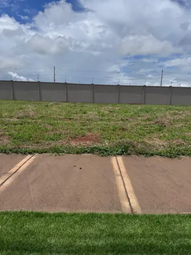 Lote/Terreno para venda com 275 metros quadrados em Grand Ville - Uberlândia - Minas Gerai