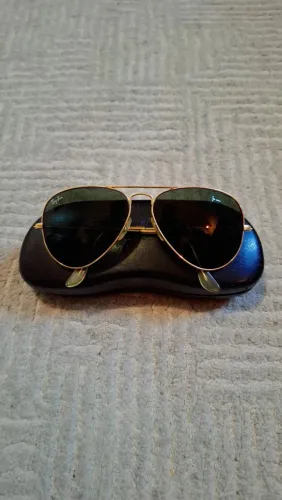 Óculos Ray-Ban Aviador/Armação dourada.