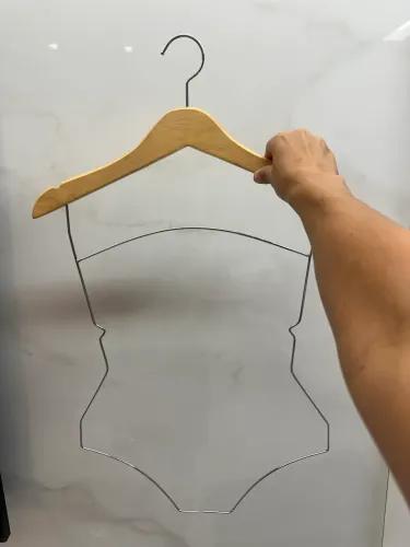 Cabides loja madeira corpo biquíni