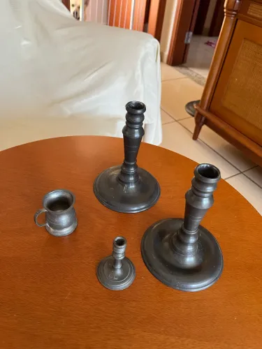 2 castiçais em estanho e dois enfeites