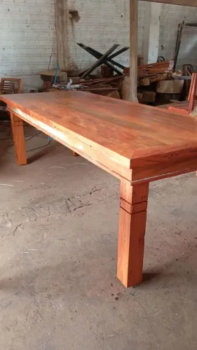 Mesa de Peroba