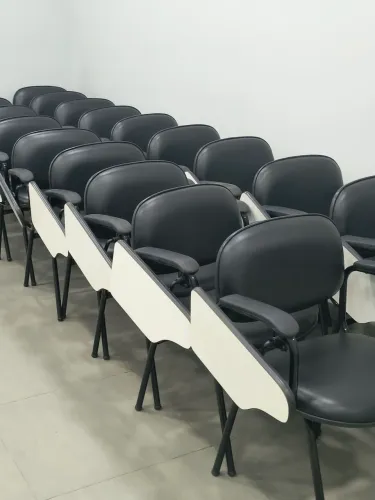 20 cadeiras escolar, universitária, linha hotel, auditório preta