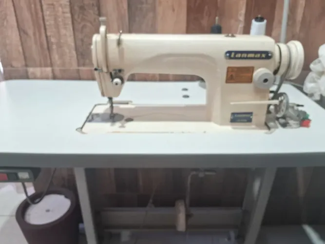 Máquina de costura reta